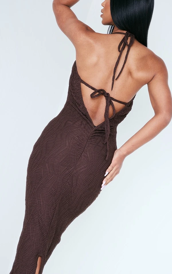 Robe Longue Texturée Marron Chocolat Nouée Au Dos à Col Bénitier Et Derrière Froncé – Image 4