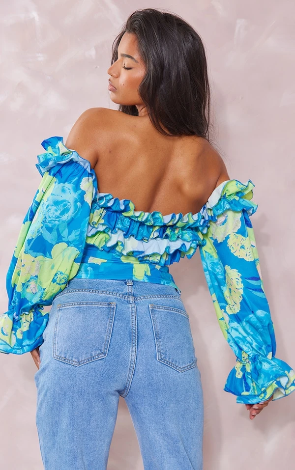 Blouse Bleu Fleurie Volantée à Manches Longues Et épaules Dénudées – Image 2