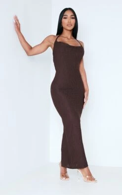 Robe Longue Texturée Marron Chocolat Nouée Au Dos à Col Bénitier Et Derrière Froncé