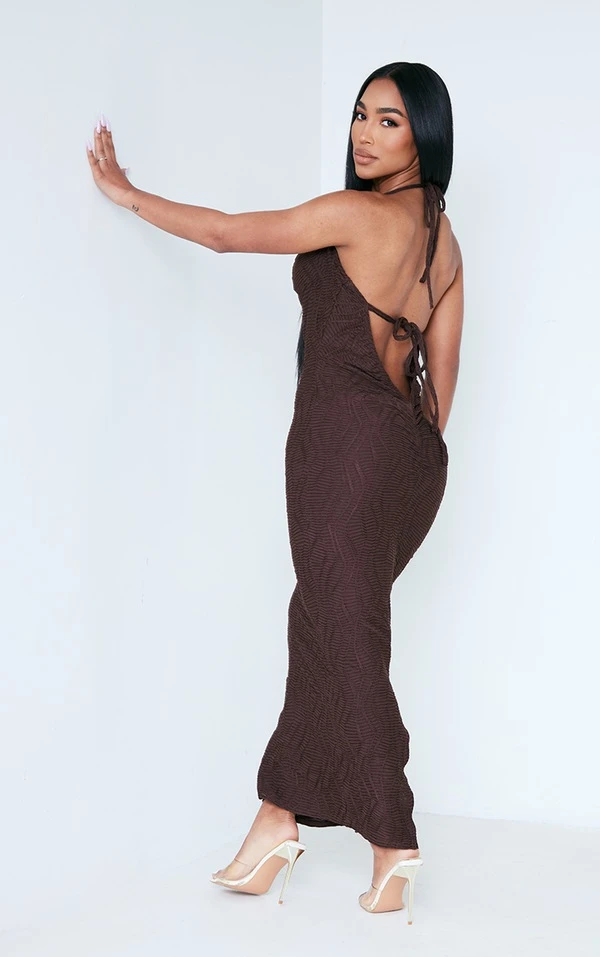 Robe Longue Texturée Marron Chocolat Nouée Au Dos à Col Bénitier Et Derrière Froncé – Image 3