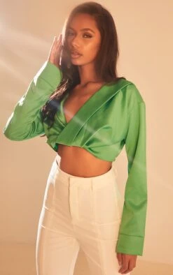 Crop Top Satiné Vert Vif à Col Bardot Torsadé Devant