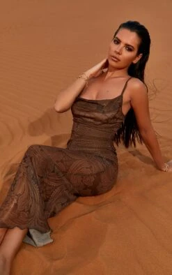 Robe Longue En Mesh Marron Clair Fleuri à Col Bénitier