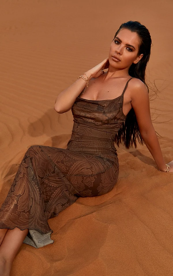 Robe Longue En Mesh Marron Clair Fleuri à Col Bénitier