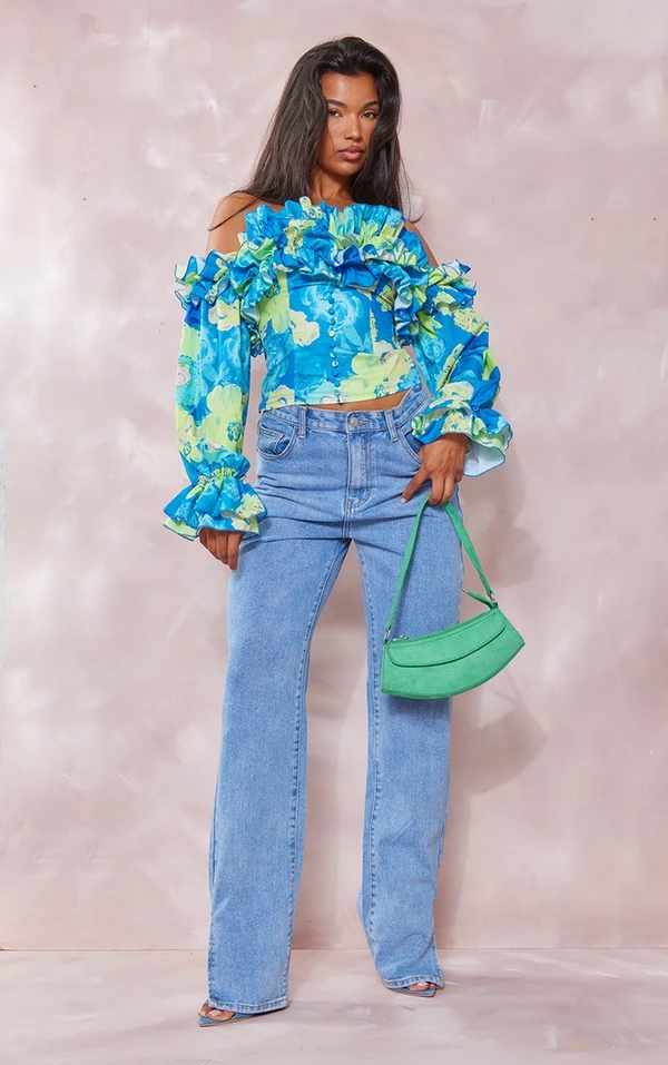 Blouse Bleu Fleurie Volantée à Manches Longues Et épaules Dénudées – Image 3