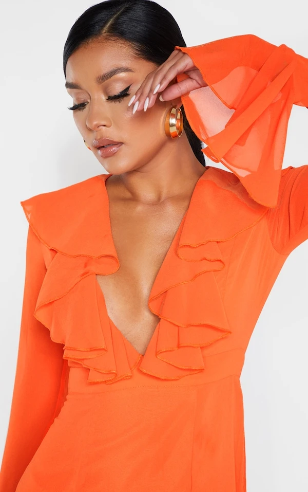 Robe Longue Orange Vif à Décolleté Plongeant Volanté – Image 5