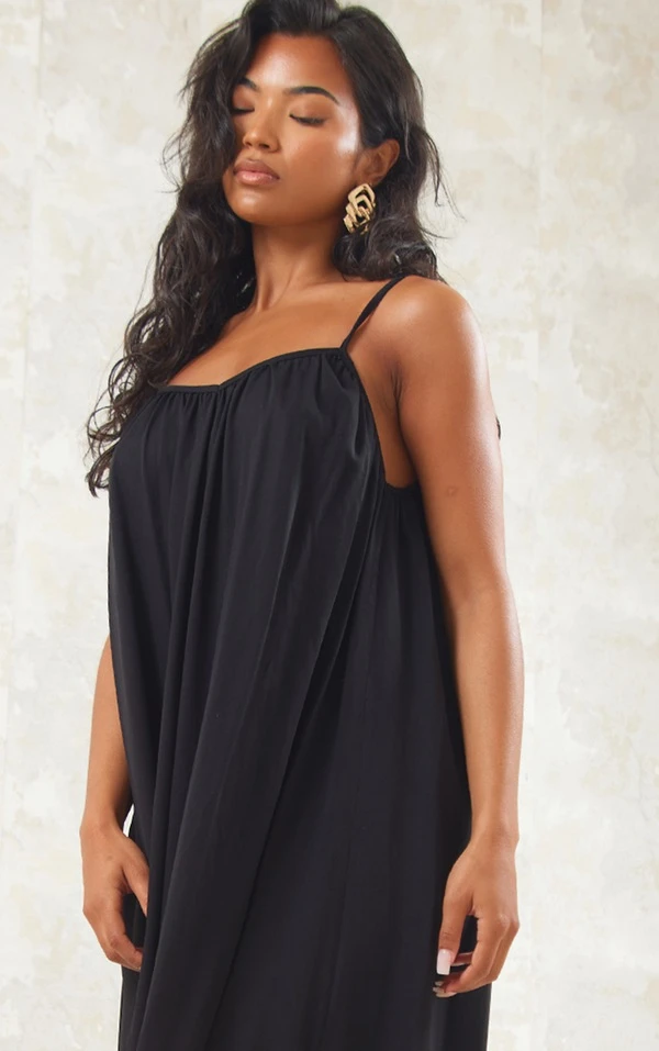Robe Longue Plissée Noire Superposée à Bretelles – Image 3