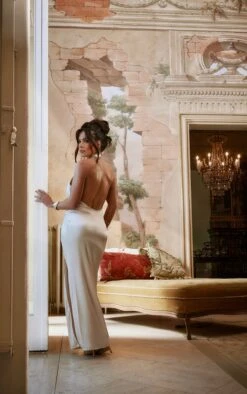 Robe Longue Satinée Champagne Fendue à Col Bénitier