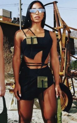 Crop Top Style Utilitaire Noir Ă Bretelles Et Poche Contrastante
