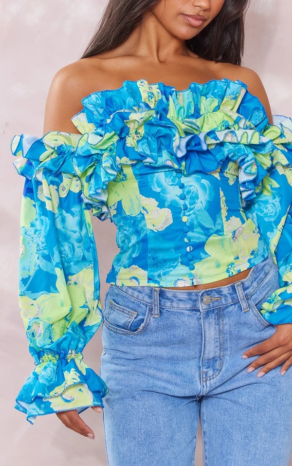 Blouse Bleu Fleurie Volantée à Manches Longues Et épaules Dénudées – Image 4