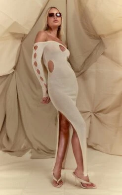 Robe Longue En Maille Transparente Crème Découpée à Manches Longues