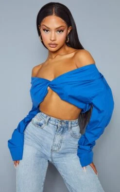 Blouse Courte En Popeline Bleue à Col Bardot Et Torsade Sur L'avant